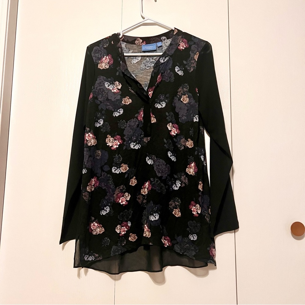 Simply Vera floral shirt with sheer accent sleeve.